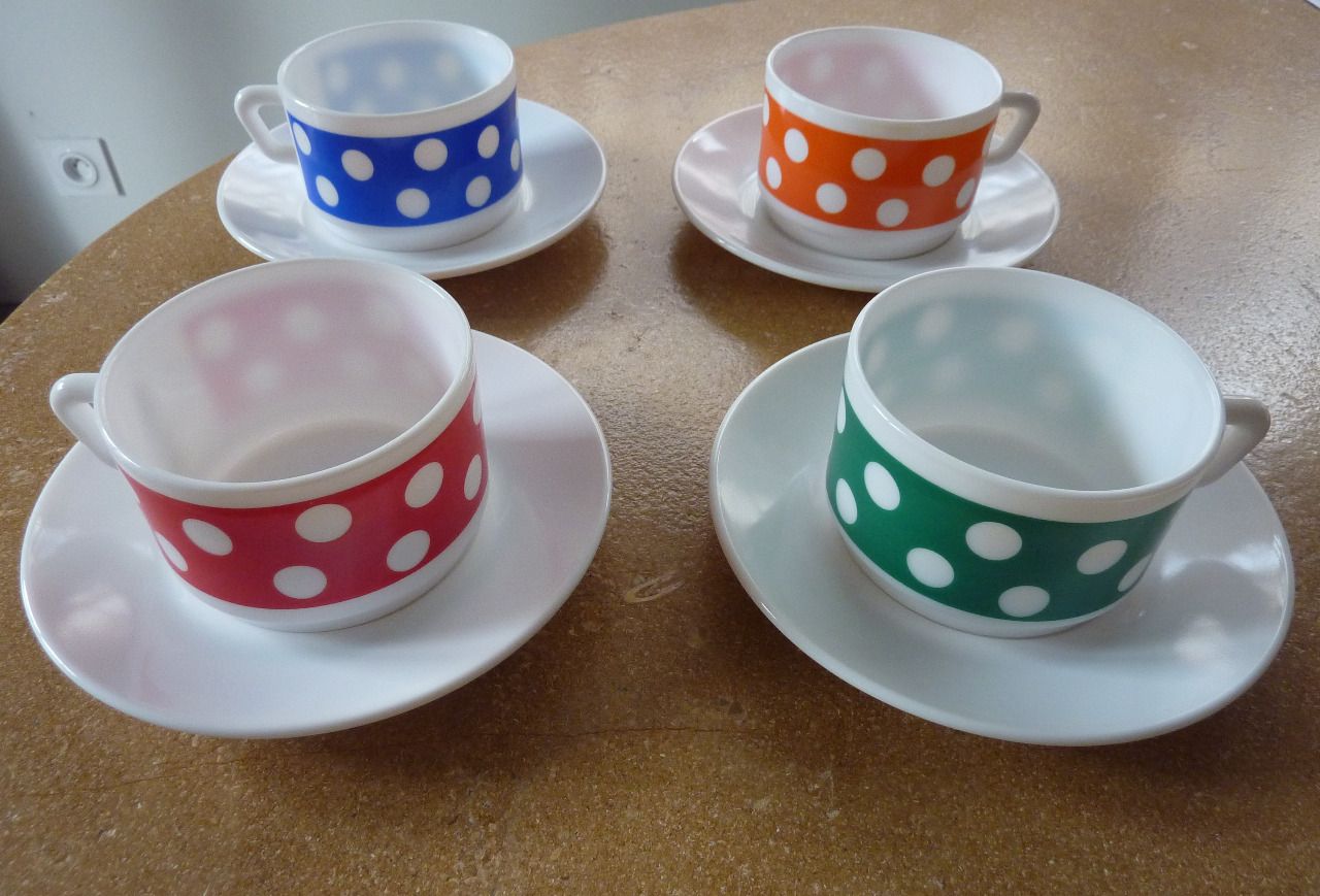 4 tasses Colorées à pois et sous-tasses